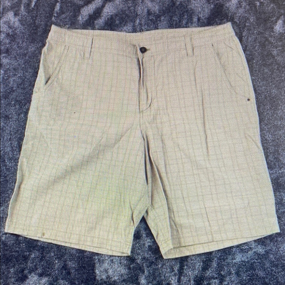 Lululemon Plaid Chino Golf Shorts Men's 38 10.5" Inseam Beige Nylon Spandex